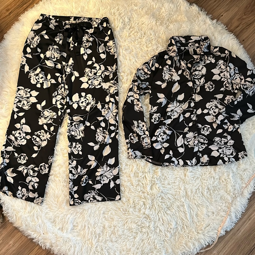 JENNIFER LOPEZ INTIMATES black & white pajamas set. Silky stretch flare bottoms